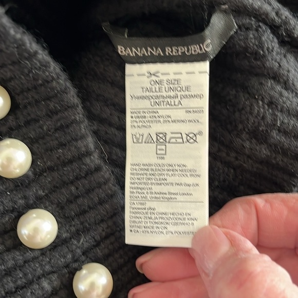 Banana Republic Women’s Black Winter Hat With Pearls Sewn On And One Size NWOT - Picture 2 of 3